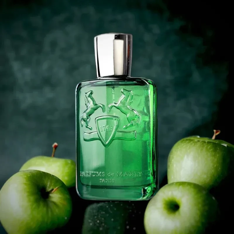 Manzana verde mordida a la sombra de un cedro