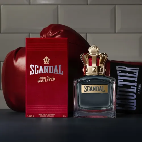 Gaultier le puso caramelo a un hombre
